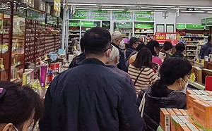 北京疫情大爆發 官方罕見承認藥品不足 醫師 : 年輕人不用藥 完全扛得過來!