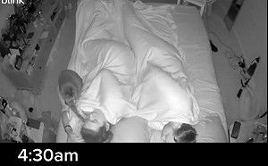 看不慣人類睡覺!貓凌晨4點「狂拍奴才臉頰」:起床餵我