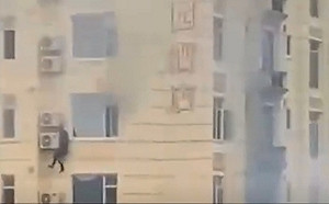 (影) 阿富汗中國酒店遇襲 有人7樓跳窗墜下 IS:就是針對中國外交人員