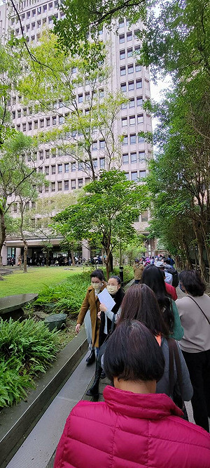 辦護照人潮擠爆辦事處！領事局：網路預約時間延長為20天
