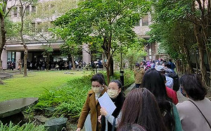 辦護照人潮擠爆辦事處!領事局:網路預約時間延長為20天