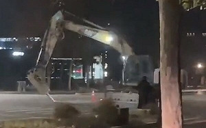 (影) 連挖土機都暴動!鄭州工人深夜開挖土機狂自轉 砸爛汽車釀1死後遭轟斃