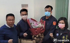 質疑議長候選人警所咆哮 藍軍赴派出所獻花加油打氣