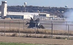 (影)美F-35B墜機!機鼻「剷土」打轉 飛行員彈射跳生