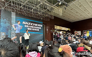 職棒球星詹子賢擔任一日店長 粉絲不懼寒風個個嗨翻天