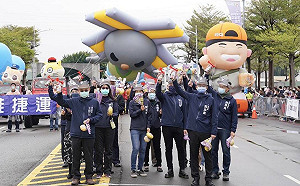 為高雄夢時代跨年暖身 2022 OPEN!大氣球遊行再現