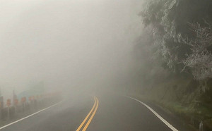 台7甲思源埡口出現霧淞 雪白景象好浪漫