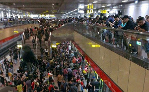 新研究：搭乘手扶梯  站著比步行減少30%雍塞