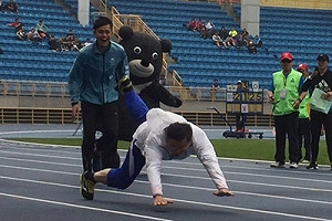 柯P視察田徑場 跌倒自嘲「跑道有彈性」