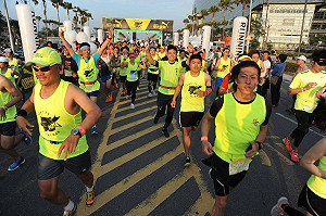 螢光夜跑串地標  94愛高雄舊港區