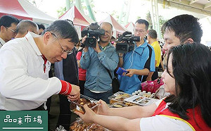 就算跌倒也要吃 柯文哲赴台北傳統市場節吃小吃
