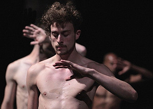 《悲‧慾》男女舞者全裸演出 高市訂入場規則