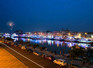 鳳芸宮媽祖海上巡香  煙火秀伴船挺進安平港