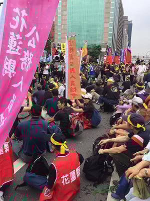 夜宿圍城人潮聚集 立院周邊情勢緊繃