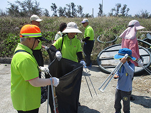 潦下去!「媽祖環保艦隊」收拾海洋垃圾9百多件