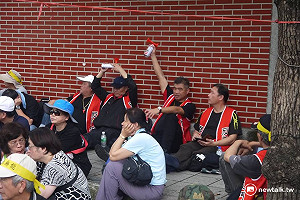 戰累了！ 群眾坐下來看審查直播、解悶