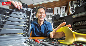 打鐵黑手94威 坐擁藍寶堅尼在內的八台超跑…..