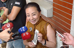 嘉義縣既是魯蛇又變蚯蚓　張花冠賣力搏版面與柯P爭鋒