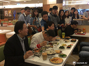 柯P吃午餐要多久? 出席SOGO禁用一次性餐具洩底