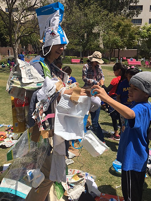 旅美藝術家楊金池演出「垃圾人」 洛杉磯民眾熱情參與