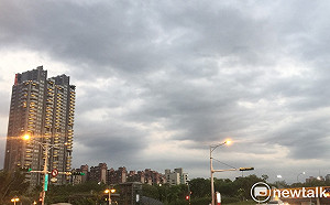 鋒面接近天空烏雲密佈  明氣溫大幅下滑10度以上