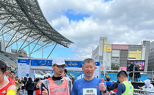 台北馬拉松寒流中登場!換心全盲跑者挑戰 台大醫陪跑
