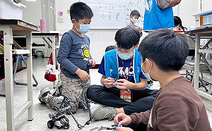 無畏寒流冷颼颼 高中生帶玩機器人 學童大喊:好溫暖喔!