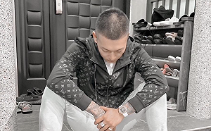 瘋世足變賣名車輸到脫褲?鳳梨曝「改當外送員」笑翻全網