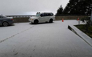 冷空氣發威!合歡山今晨下冰霰  化身銀白仙境