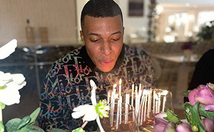 姆巴佩回國嶄露微笑了！嘟嘴吹蠟燭