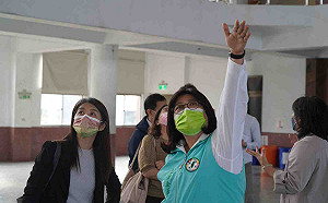 被指服務處主任為對手黃敏惠拉票 王美惠哭喊:我心在淌血!