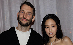 Jennie再爆花邊新聞！擁吻陌生男子畫面流出