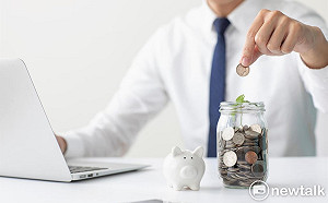 懶人包》2023年19項新制一次看！民法18歲成年、基本工資調至26K