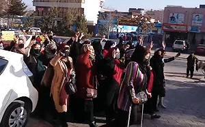 (影) 塔利班禁女性上大學! 男學生為表抗議集體退出考場