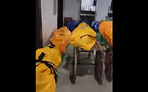 (影) 重慶災情慘! 屍體堆滿停車場！網諷：只能增建火化爐 像建方艙一樣