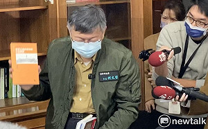 穿回醫師袍「柯P回來了」 柯文哲辦公室打包見蔡英文兩岸書 