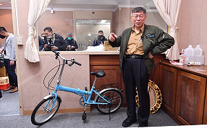 卸任前掃除！柯文哲辦公室驚見王世堅贈送的腳踏車、鏡子   