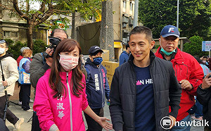 吳怡農、王鴻薇同場掃街拚人氣 北市補選火藥味濃