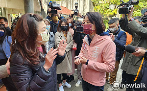 和林奕華變「落跑姐妹花」 王鴻薇出面給回應