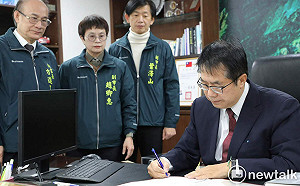 黃偉哲第二任首份公文簽署透明廉政公約  勉團隊堅守清廉公開透明