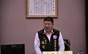 屏檢搜國民黨花蓮黨部 傅崐萁斥政治迫害  花蓮議長反嗆：你對同志下手才令人毛骨悚然！ 