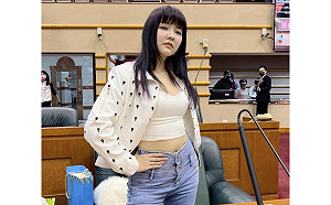 最辣議員「田慎節」秀「JoJo立」議會霸氣照 網讚：很有氣勢的女神