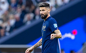 聖誕大禮　澳洲前鋒拿到吉魯的球衣