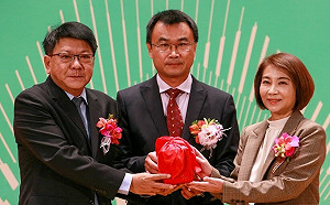 屏東首位女縣長周春米就職  府外蘇清泉支持者舉牌抗議