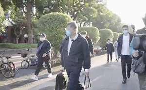 卸下市長首日 柯P步行回台大醫院報到上班　　