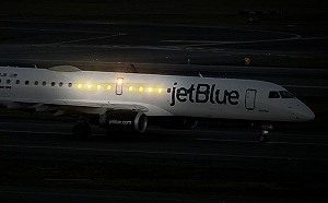 平安夜不平安! 捷藍航空甘迺迪機場起火 167乘客緊急疏散