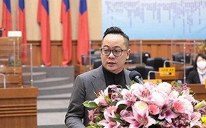 綠橘跨黨合作 童子瑋當選基隆議長 綠營：林右昌功不可沒   