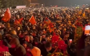 (影) 紀念毛澤東 凌晨萬人衝廣場「合唱東方紅」 網諷：病毒都不重要了!