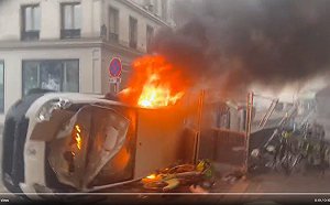 (影) 巴黎街頭如戰場! 槍擊案後庫德人遊行 與警爆發嚴重暴力衝突