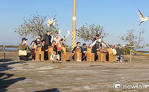 黃偉哲野放7隻傷癒黑琵  啟用10台固定式望眼鏡方便遊客賞鳥